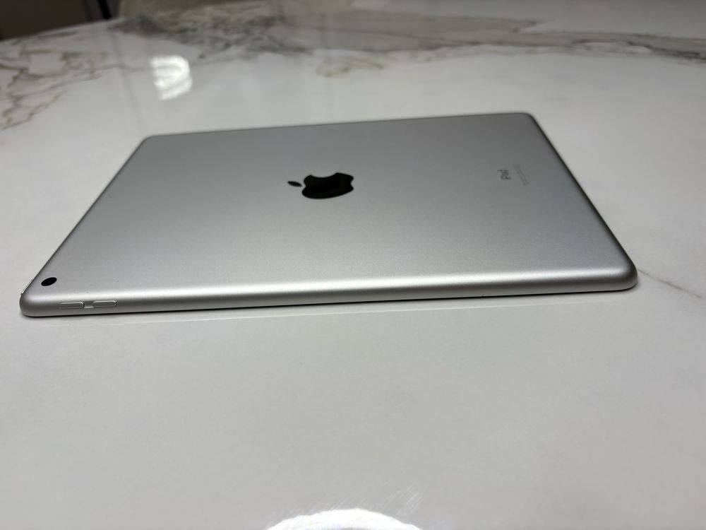 Продам iPad 9: А13, камери, Lightning, працює 10год.