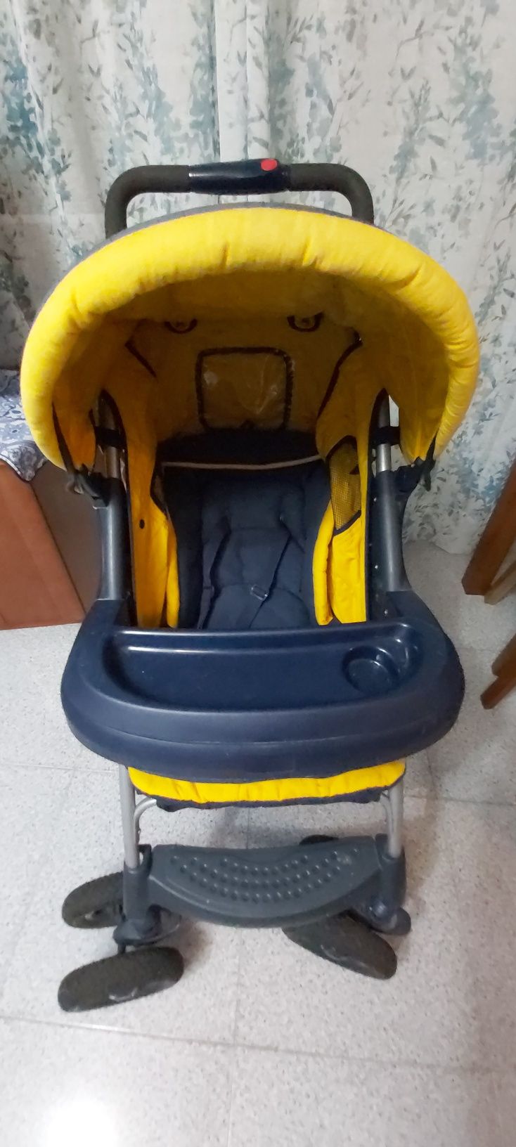 Carrinho de passeio para bebé.