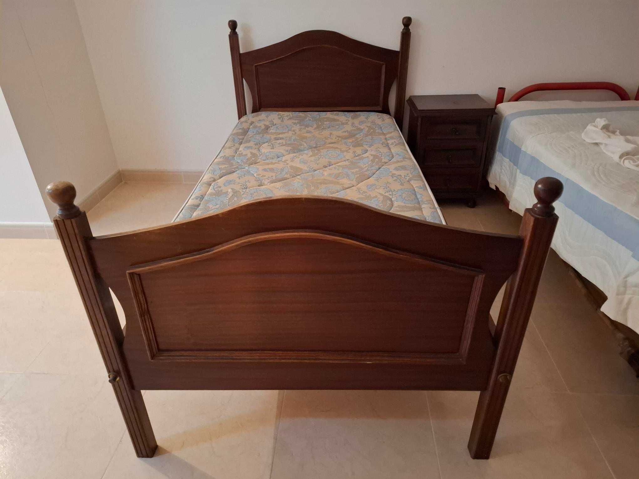 Cama de solteiro e mesa cabeçeira