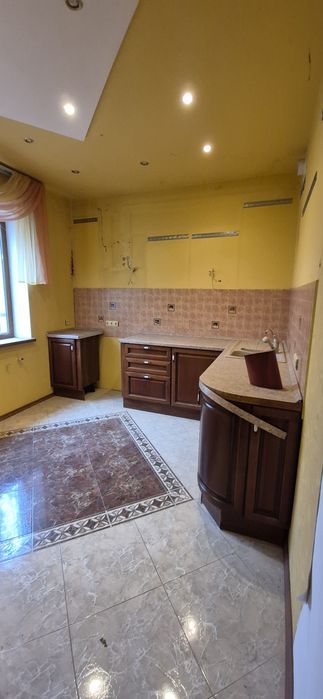 Просторий будинок для двох родин. Підвал, гараж на 2 авто.