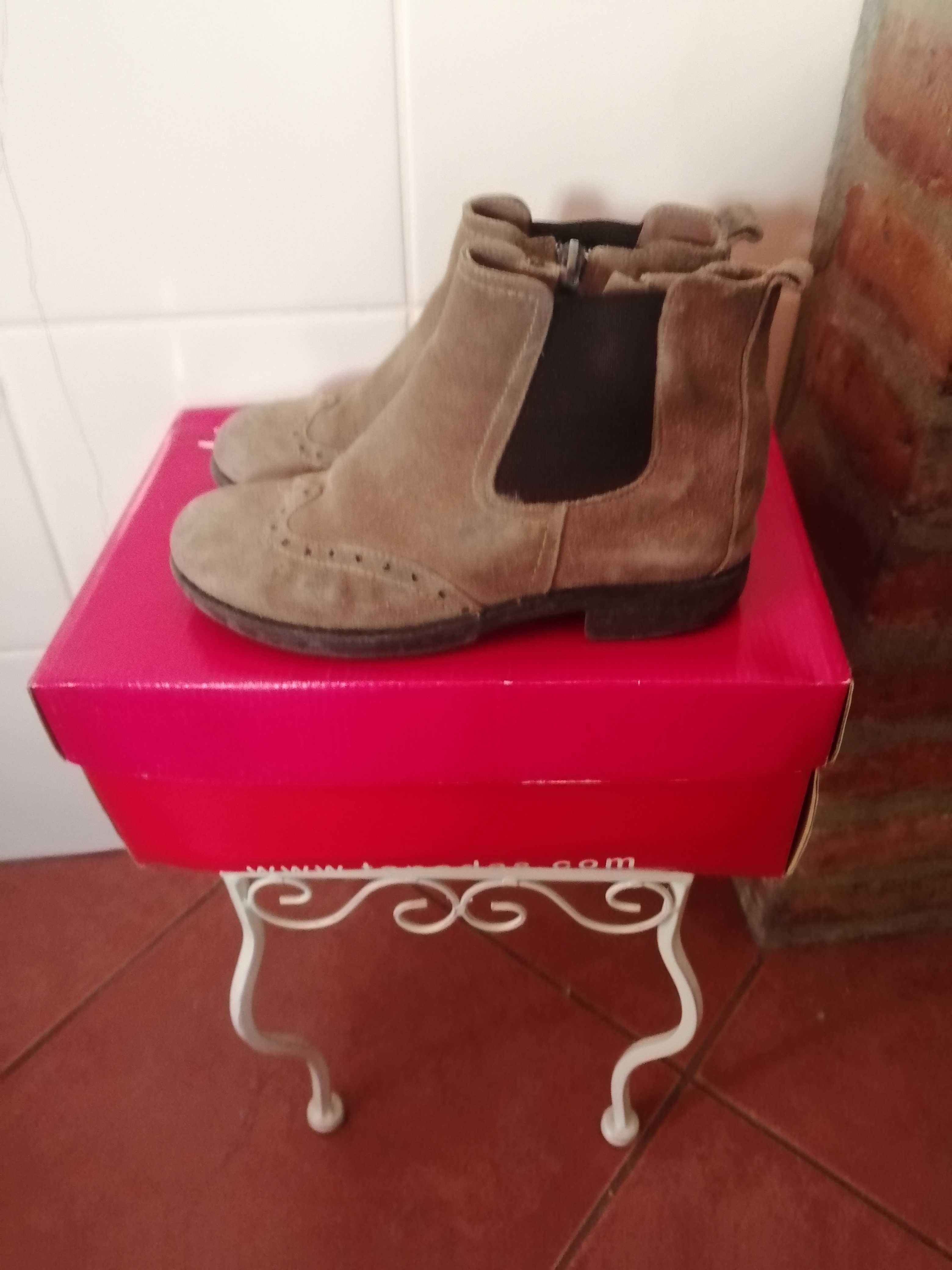 Botas Tapadas 32 em pele/camurça lindas