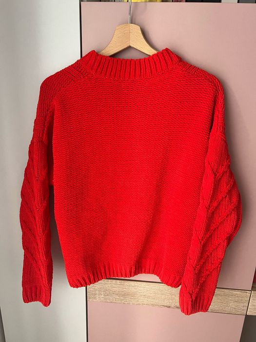 Czarne spodnie, Zara + Sweterek czerwony wpadający w pomarańczowy