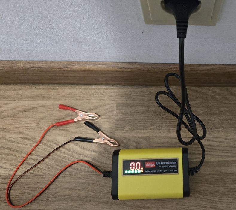 Carregador de Bateria de Carro e Mota 12V e 2AH NOVO