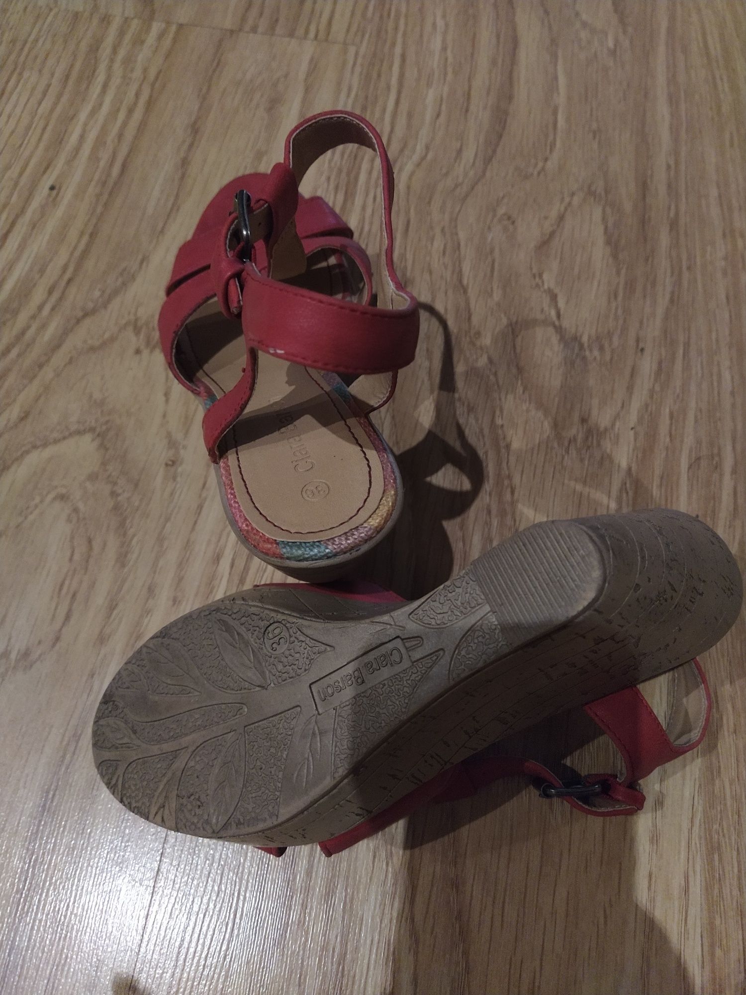 Czerwone sandałki 36 na koturnie