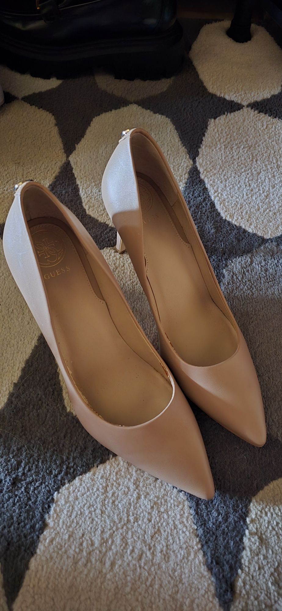 Sapatos de salto alto, Guess