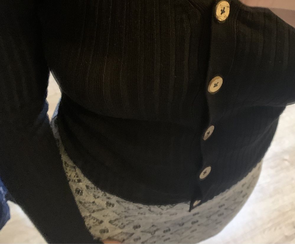 Czarny lekki sweter na guziki z dekoltem V