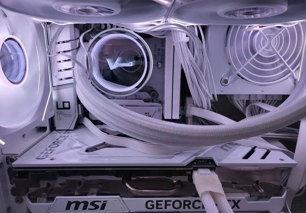 Noworoczny mini PC z RTX 4070 Ti Super, DDR5 32 GB