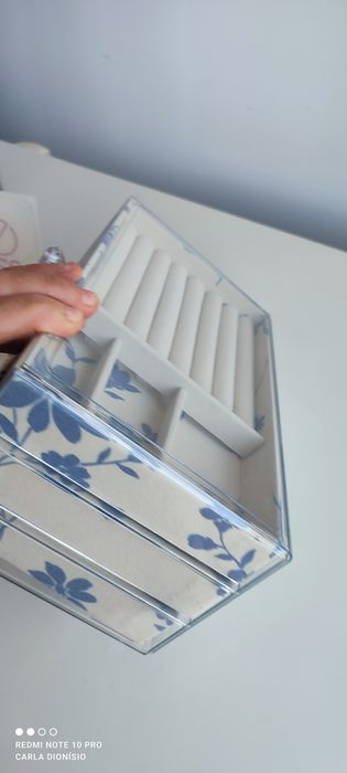 Caixa acrílica com 3 gavetas de veludo nova a estrear