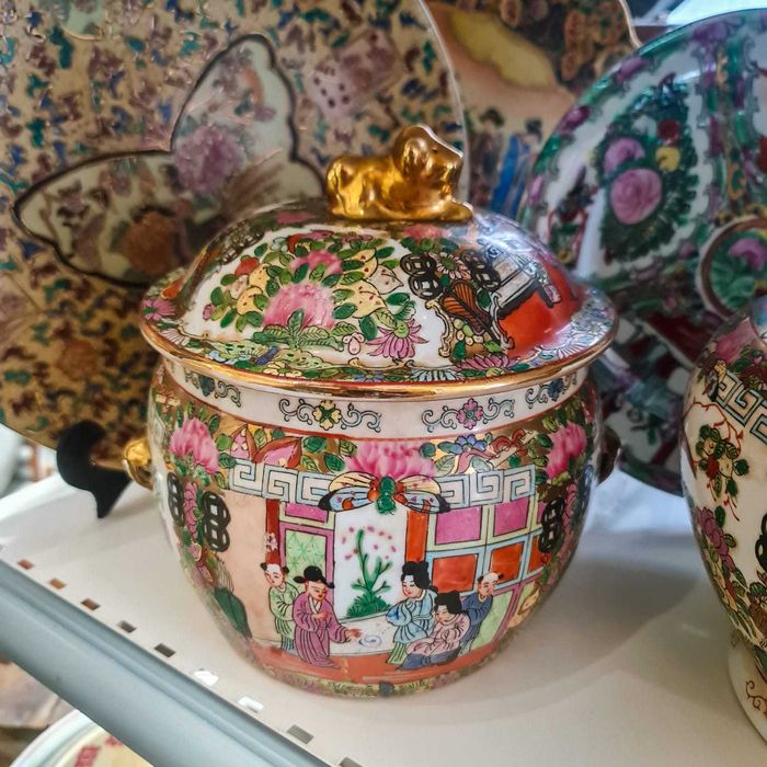 Vaso Decorativo Chinês “Famille Rose” c/ Tampa e Pegas Douradas– 22 cm