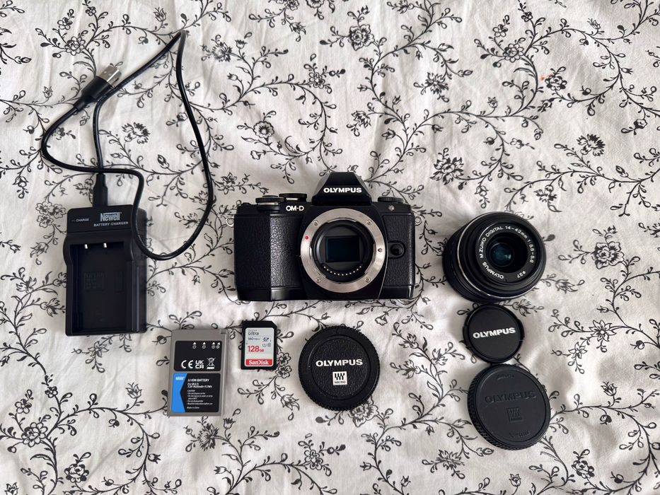 Olympus OM-D E-M10 + obiektyw 14–42 mm + akumulator + karta 128 GB