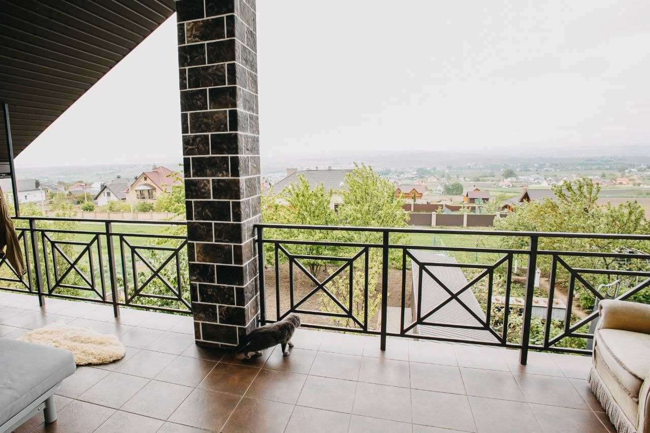 Сучасний будинок 207 м,кв. у Кучурові, 7 сот.