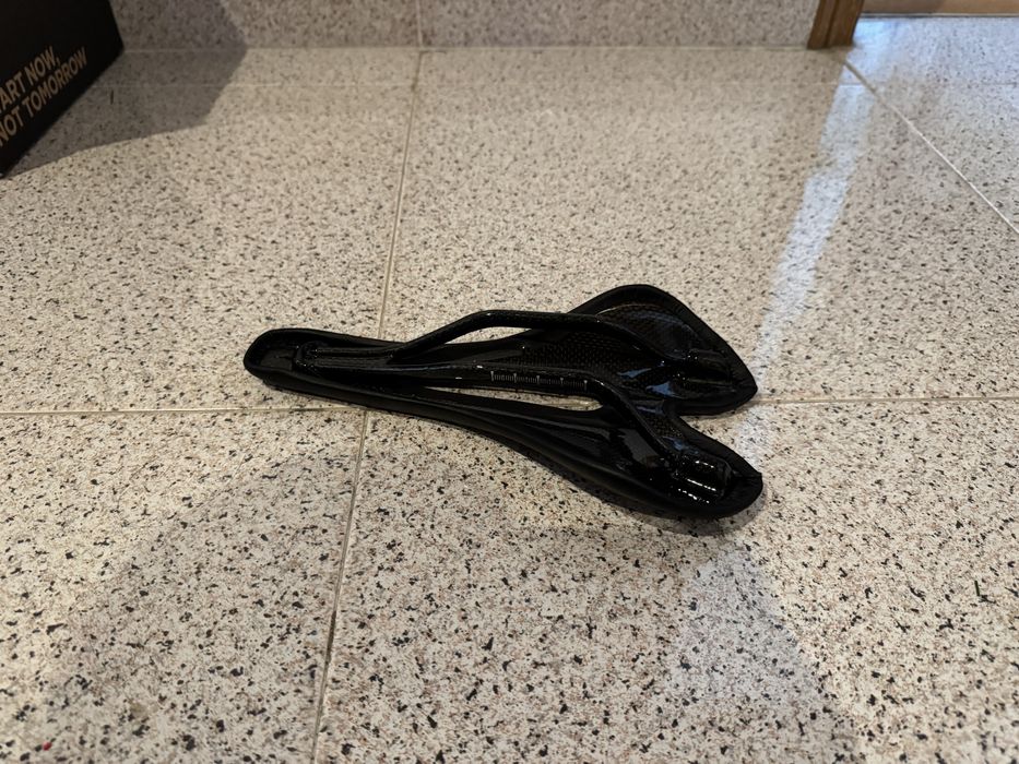 Selim para bicicleta em Carbono