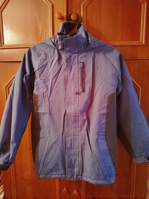 Куртка синього кольору для хлопчика.