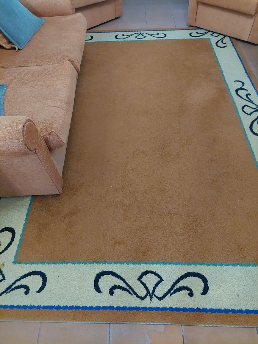 Conjunto de 2 tapetes iguias cor tijolo com motivos a volta