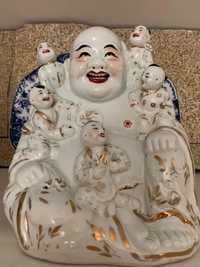 Grande Buda da fertilidade em porcelana, proveniente de Macau. Em perf