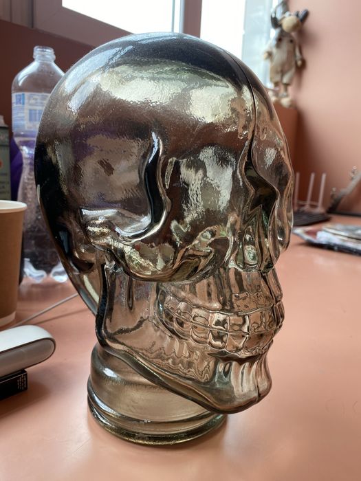 Череп декоративний скляний