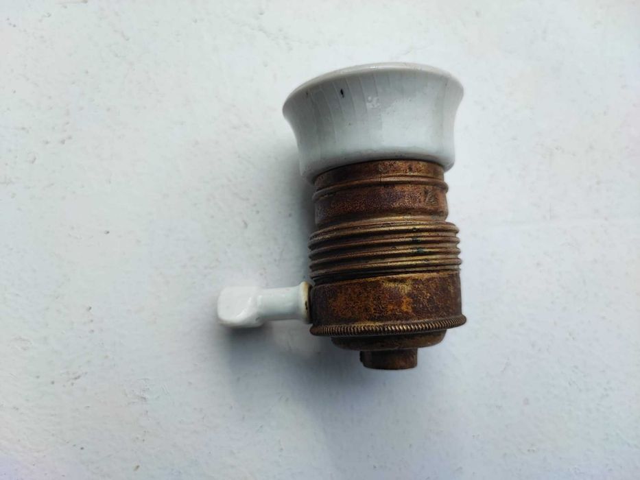 Przedwojenna mosiężna oprawka z wyłącznikiem E27