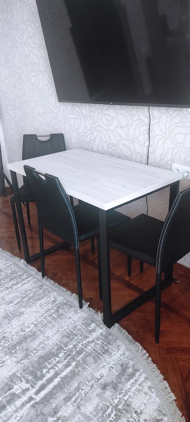 Продам Новый  кухонный стол со стульями