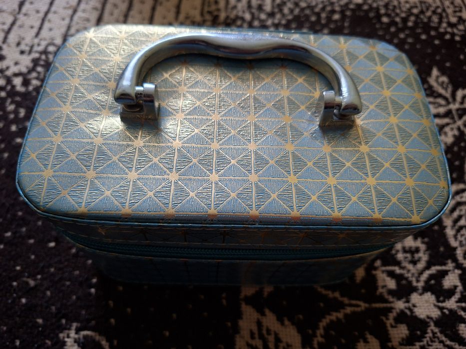 Pilnie oddam kuferki na kosmetyki, drobiazgi za darmo