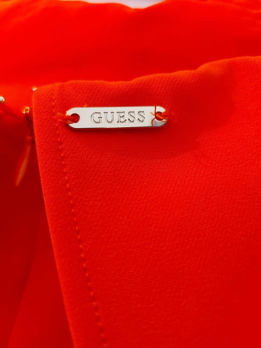Śliczny kombinezon o prostym fasonie z kolekcji Guess Jeans z komplete