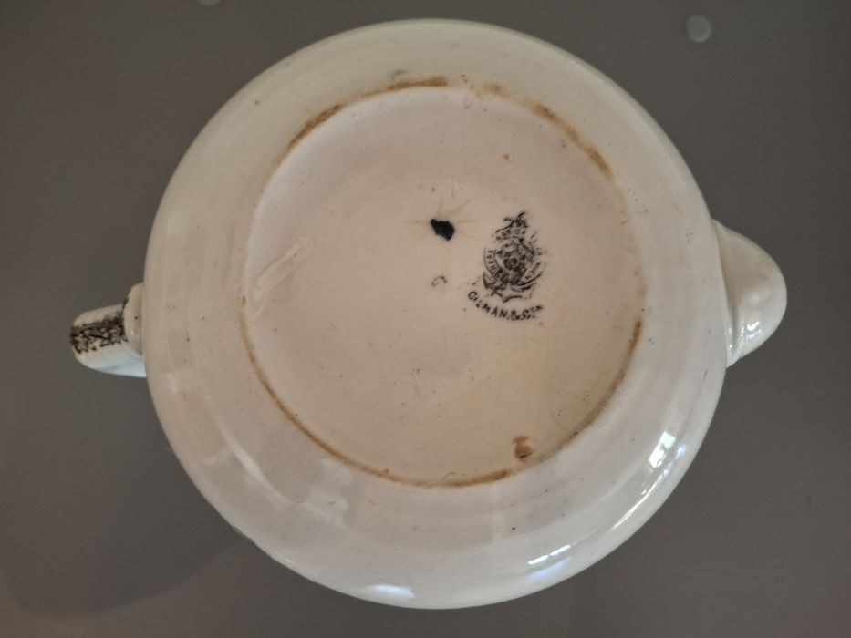 Bule antigo de faiança da fábrica de louça de Sacavem