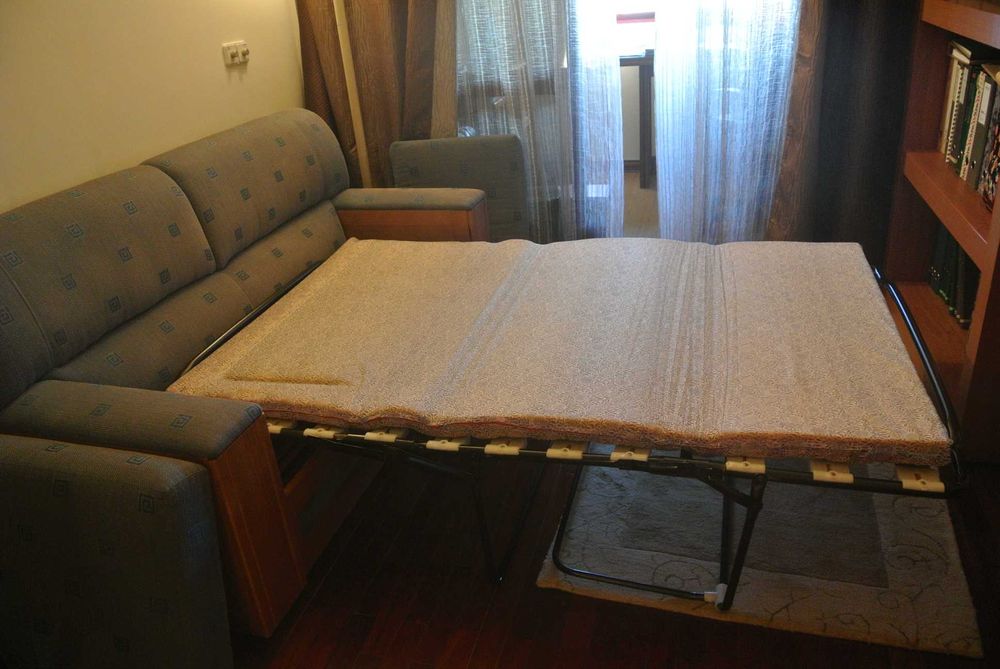 Sofá cama com apoio copos