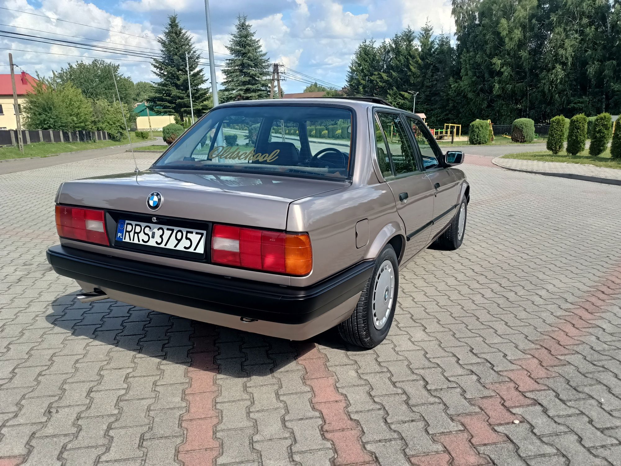 BMW e30 4d sedan luxorbeige