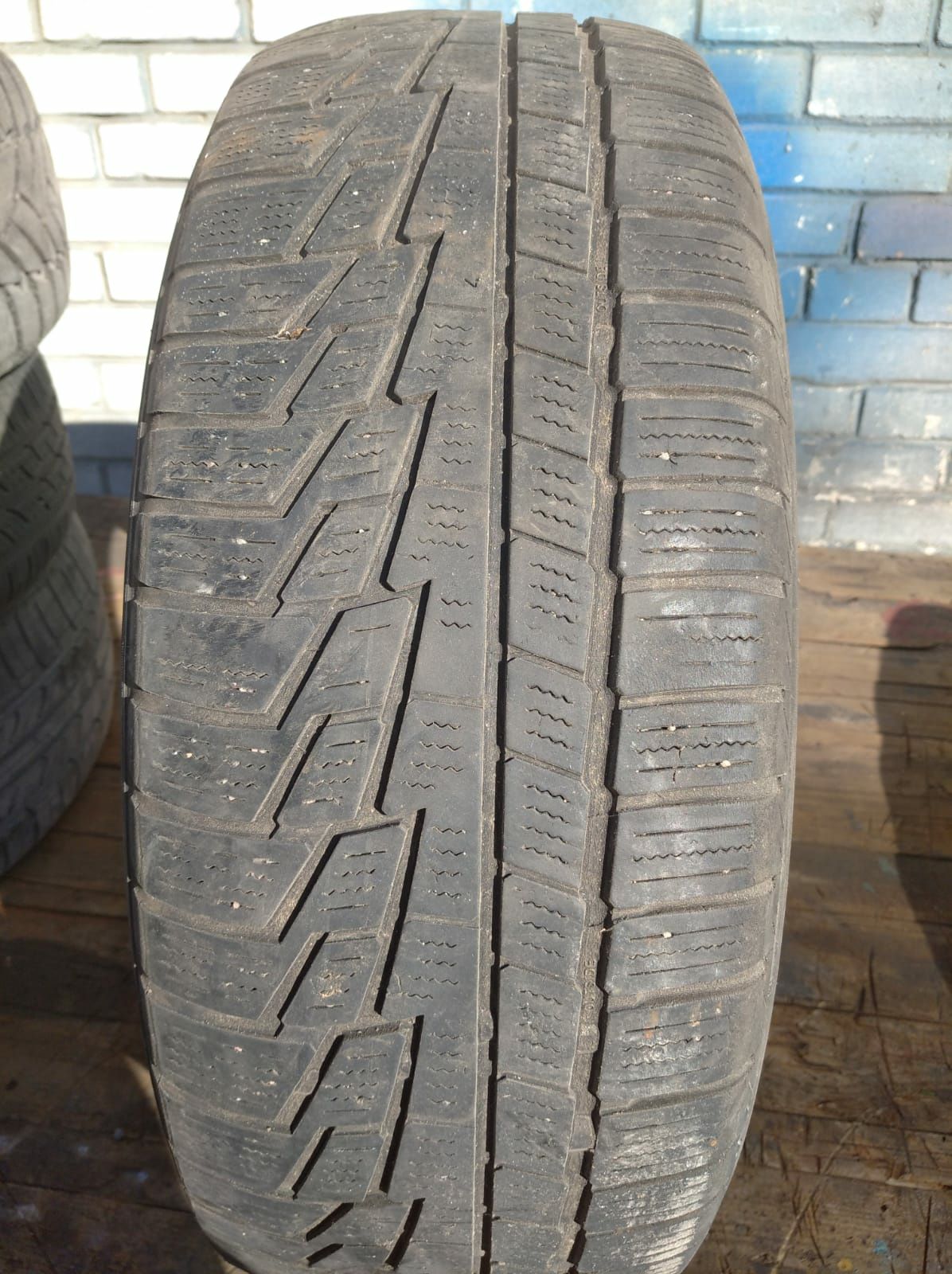 Продам резину зимову 205/60 R16