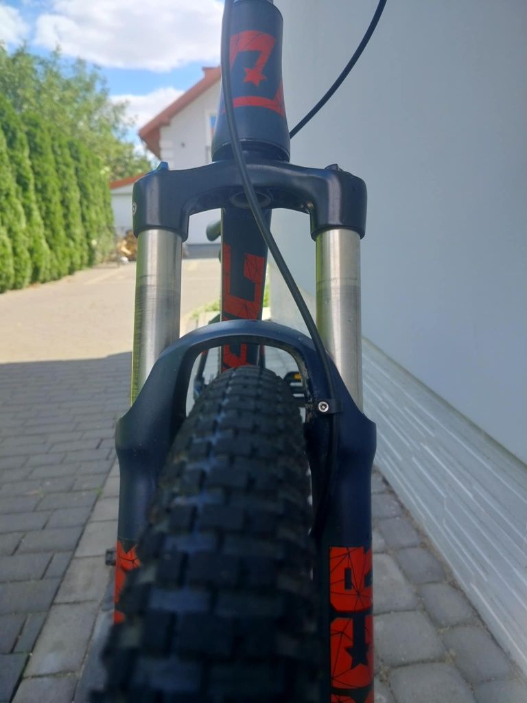 Sprzedam rower dirt w bardzo dobrym stanie.