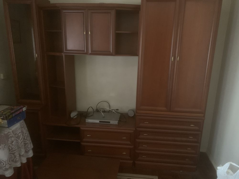 Vendo  Móvel Estante, em Mogno, de cor castanha.