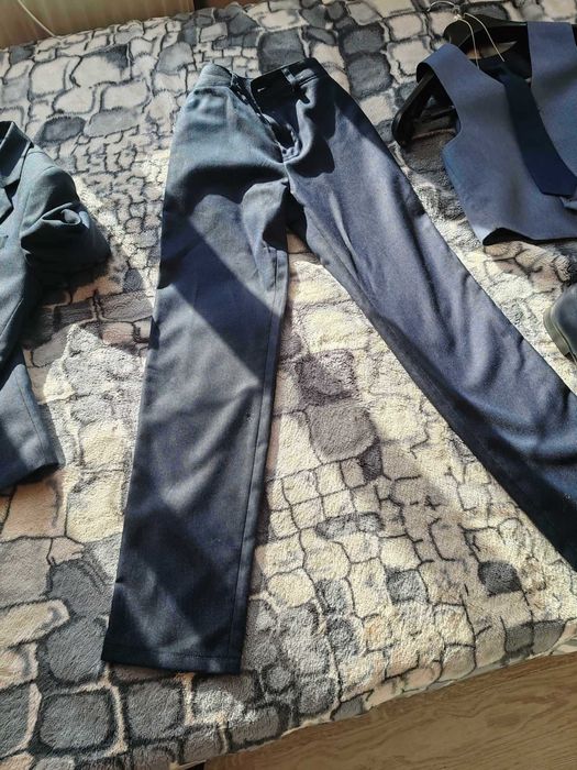 Do sprzedania garnitur dla chłopca na 152 cm + buty rozmiar 35.