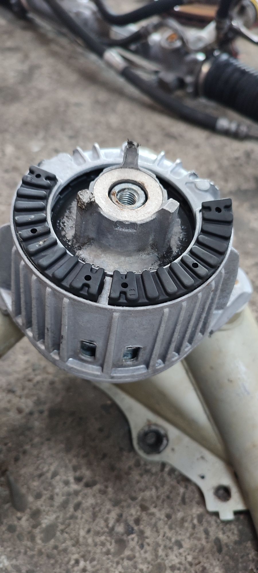 Подушка опора двигуна MB E-class w212 OM651