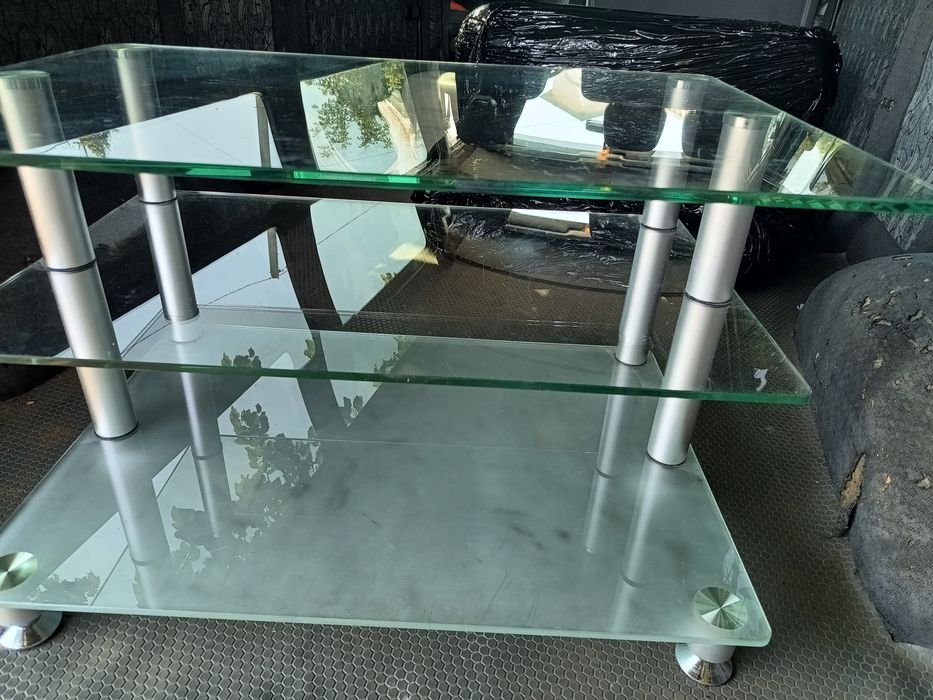 Скляна тумба під телевізор