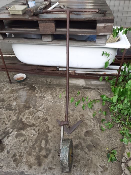 Плуг  , окучувач для картоплі.