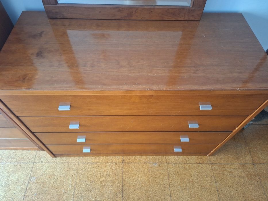 Mobília de quarto em madeira