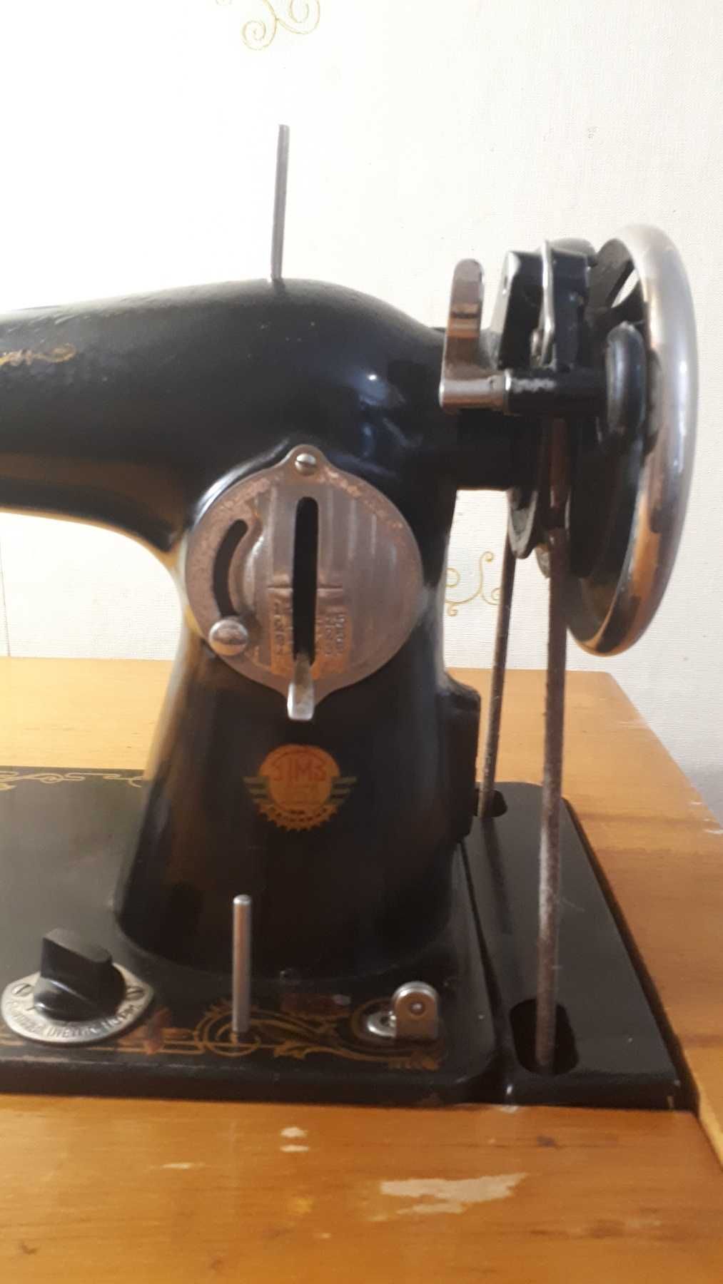 Швейная машинка МПЗ им. Калинина (Подолка) с тумбой и ножным приводом