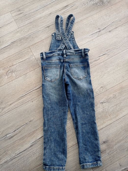 Spodnie jeansowe ogrodniczki 110