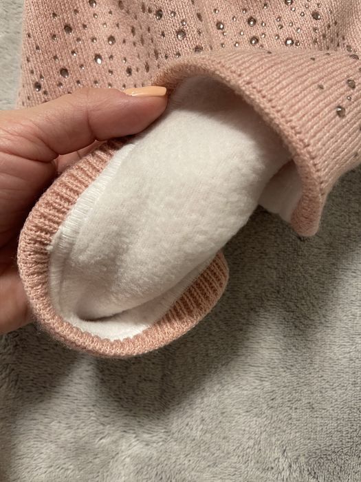 Актуальная шапка на флисе со стразами