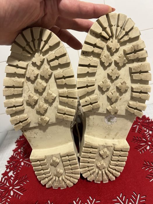 Продаю черевики на замочку бежевого кольору.Стан ідеальний  носились в