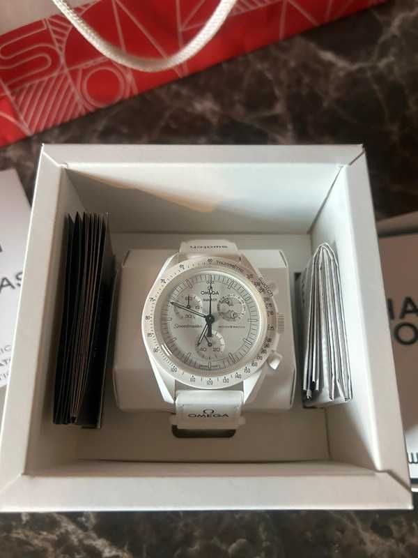 Omega Swatch Snoopy SO33W700 – Limitowana Kolekcja