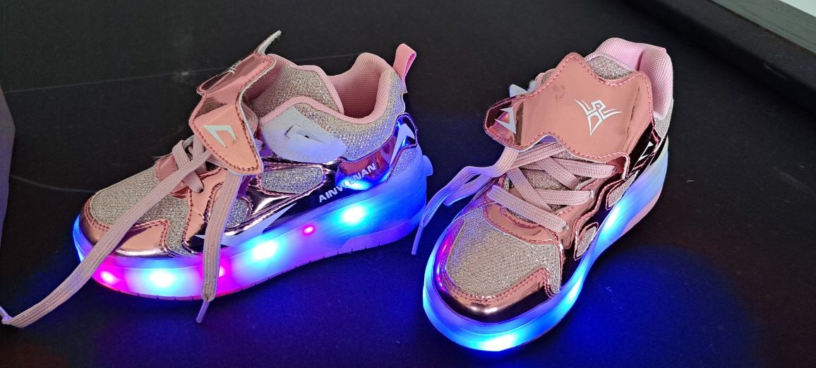 Tenis menina  com rodas t33