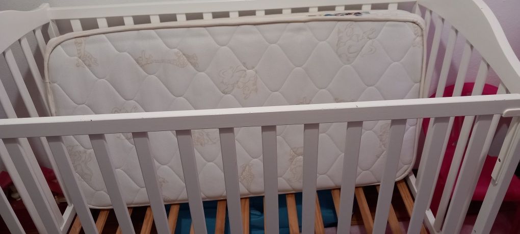 Cama de bebé com colchão