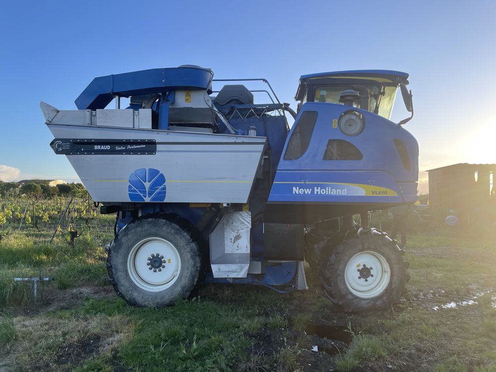 Máquina de Vindimar -- New Holland Braud VL610