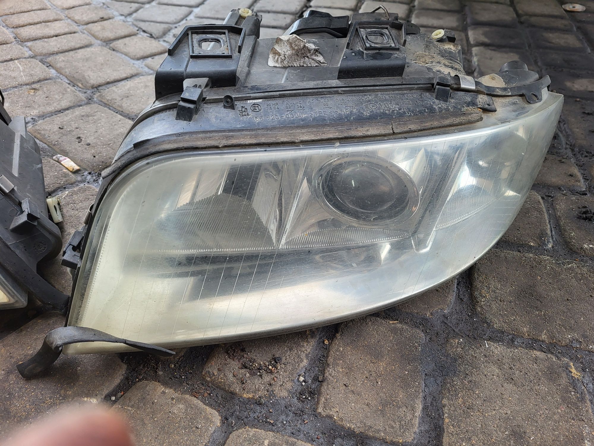 Lampa przednia audi a6 c5 soczewka oryginalna uchwtyt całe 03r