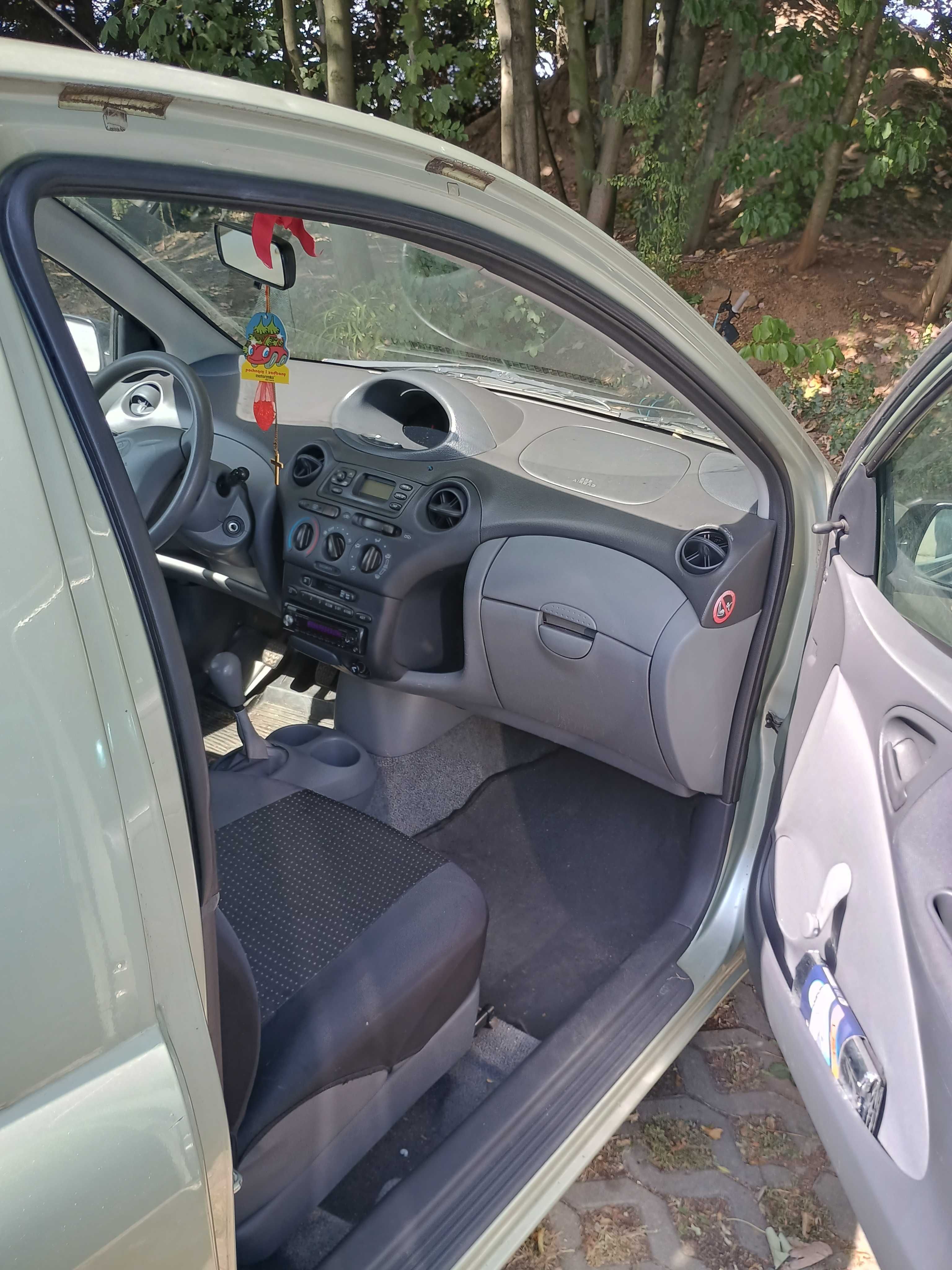 Toyota yaris 2002 jeździ skręca hamuje OC PT do 2026
