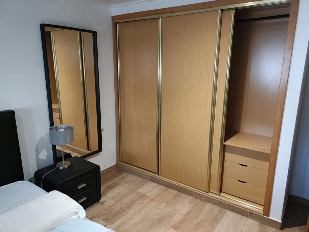 Quarto completamente mobilado