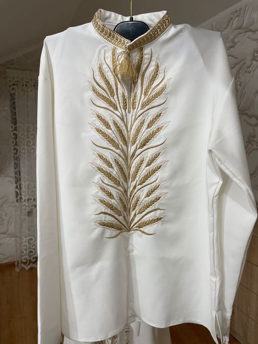 Продам вишитий комплект: жіноча сукня + чоловіча сорочка.