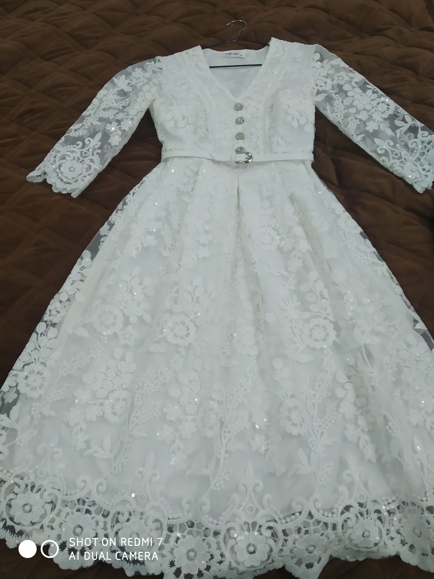 Нарядне біле плаття, ромір 42-44, довжина міді.