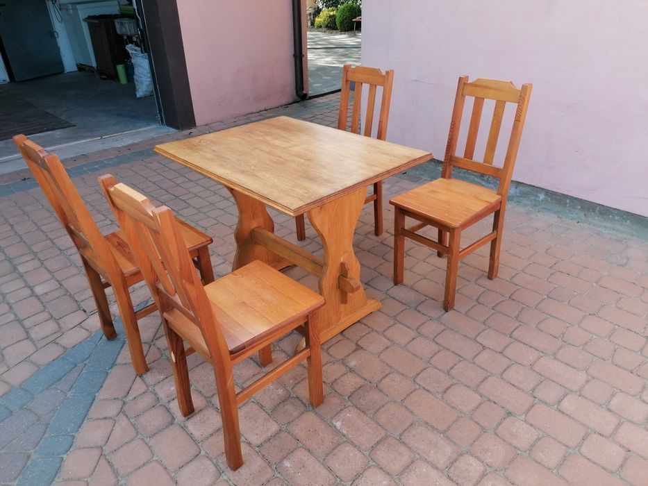Stol z krzeslami na dzialke