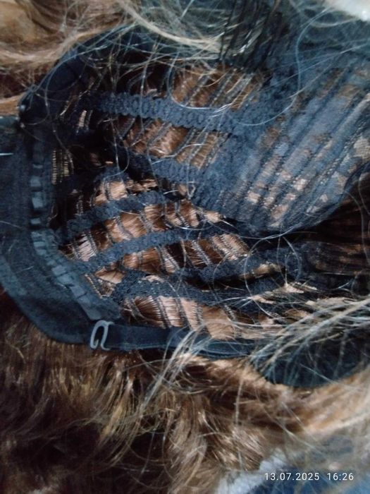 Peruka Beweig. Włosy bardzo ładne długie ok 60 cm. kręcone- falowane